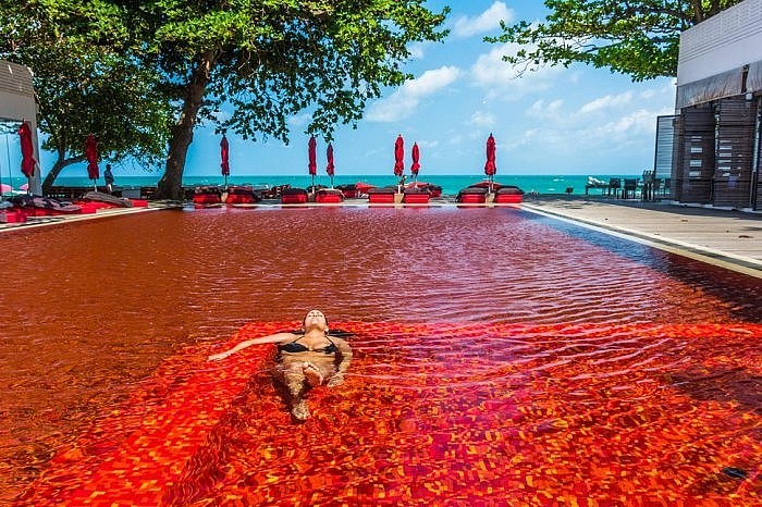 Красная мозаика в бассейне