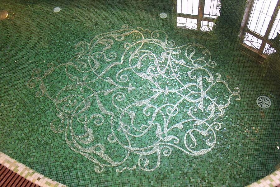 Зеленая мозаика в бассейне